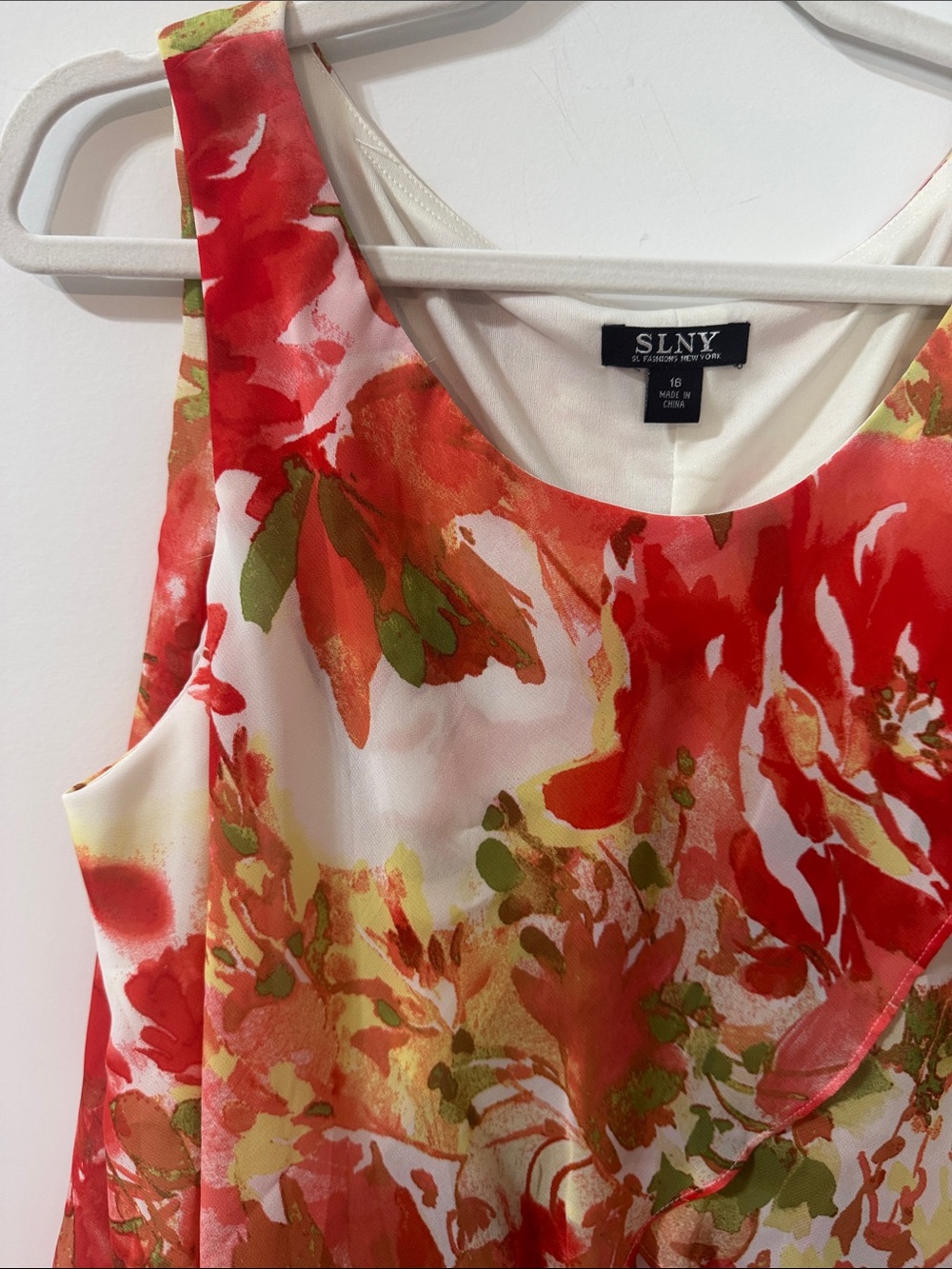 SLNY Red Floral Tiered Chiffon Overlay Dress with Green Accents - Size 16 - Picture 4 of 7
